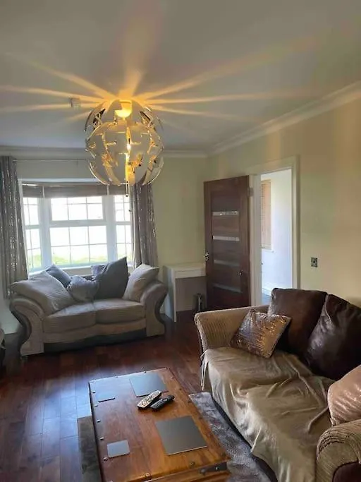 Spacious 4 Bedroom House With Large Garden Belfast Großbritannien