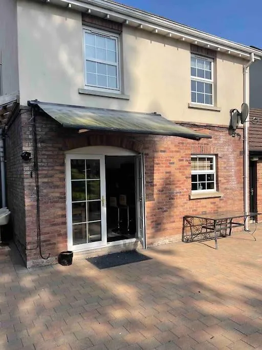 Spacious 4 Bedroom House With Large Garden Belfast Feriehus