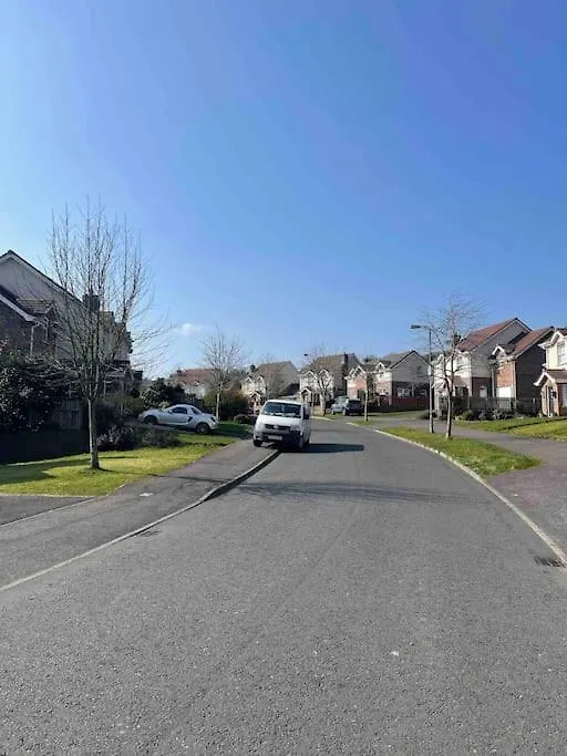 Spacious 4 Bedroom House With Large Garden Belfast 0*,